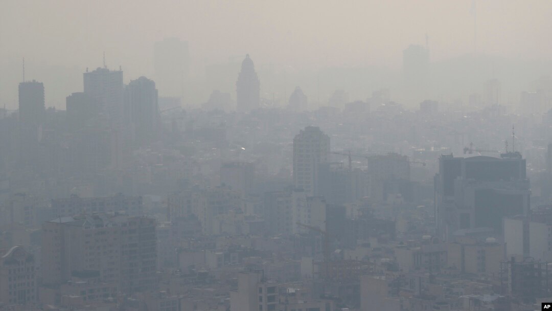 Kabut asap polusi udara menyelimuti gedung-gedung pencakar langit di Teheran, Iran, 30 November 2019.(Foto: AP)
