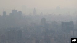 Kabut asap polusi udara menyelimuti gedung-gedung pencakar langit di Teheran, Iran, 30 November 2019.(Foto: AP)