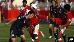 Shiji Okazaki, kiri, menyundul bola dan berhasil menyarangkan gol selagi Rashid Alfarsi berusaha menggagalkannya. Gol pada menit-menit terakhir itu membuat Jepang menang 2-1 atas Oman (foto, 11/14/2012). 