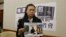 李明哲的妻子李淨瑜2017年3月向媒體展示李明哲以往活動的照片 (資料照片) 