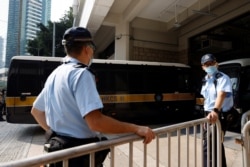 Sebuah van penjara yang membawa Tong Ying-kit, orang pertama yang didakwa berdasarkan undang-undang keamanan nasional yang baru, tiba di Pengadilan Tinggi untuk sidang, di Hong Kong. (Foto: Reuters)
