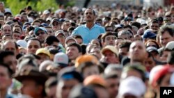 Foto de archivo de 2016 que muestra a una multitud de venezolanos tratando de cruzar la frontera con Colombia en San Antonio del Táchira.