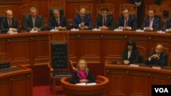 Hilari Klinton obraća se albanskom parlamentu.