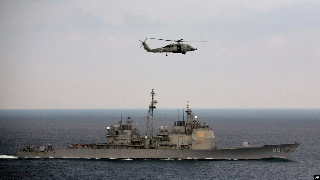 Trực thăng hải quân Mỹ đáp xuống boong hàng không mẫu hạm USS Theodore Rossevelt.