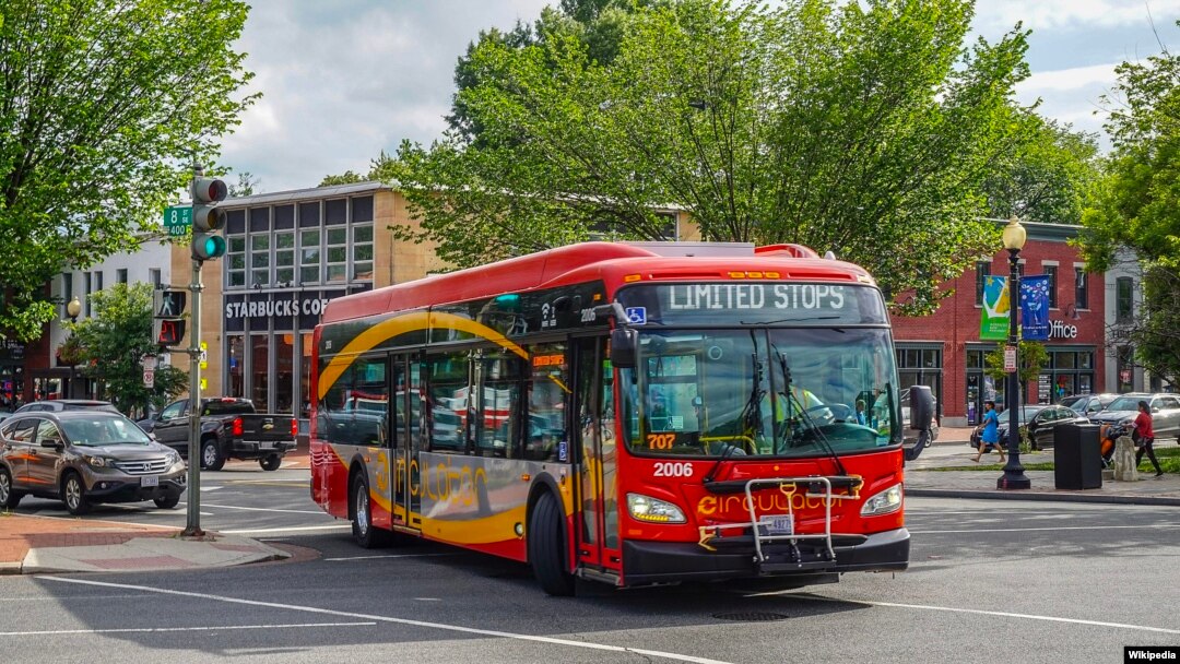 Salah satu bus kota di Washington DC (Circulator) yang menggunakan baterai listrik (foto: ilustrasi). 