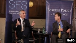 옌스 스톨텐베르그(왼쪽) 북대서양조약기구(NATO·나토) 사무총장이 미국 조지타운대학교 주최 행사에서 강연하고 있다. (자료사진)
