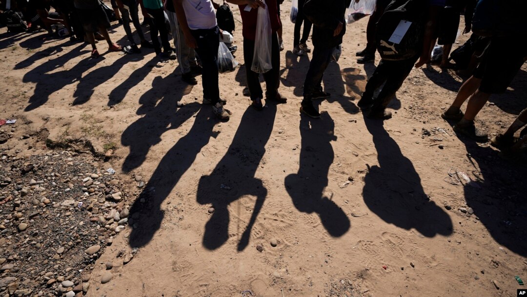 ARCHIVO - Migrantes esperan ser procesados por la Patrulla Fronteriza de EEUU después de cruzar el Río Grande. El arresto de un venezolano que ingresó ilegalmente a Estados Unidos por el asesinato de una estudiante de enfermería de 22 años en Georgia ha reavivado el debate.