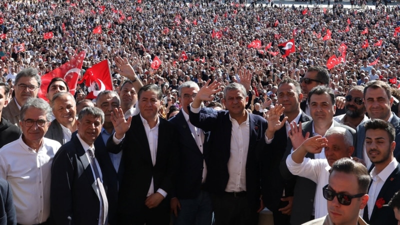 سەرۆکی لەکارلابراوی ئۆپۆزسیۆنی تورکیا پێشەنگی هەزاران خۆپیشاندەر لە ئەنقەرە دەکات