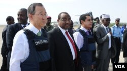 Sekjen PBB Ban Ki-moon (kiri) didampingi PM Somalia Abdiweli Mohamed Ali saat tiba di bandara Mogadishu (9/12).