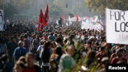 Student demonstrators hold banners as they march to demand changes in the Chilean education system, Santiago, May 8, 2014.