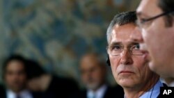 ARHIVA - Generalni sekretar NATO Jens Stoltenberg i predsednik Srbije Aleksandar Vučić