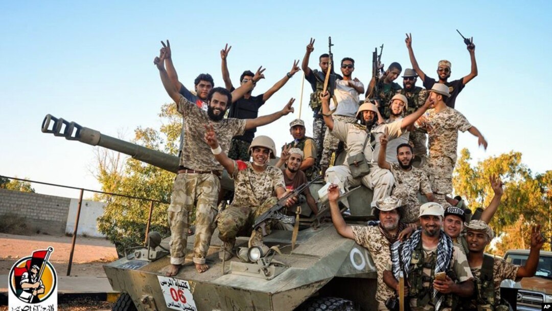 Pasukan Libya dukungan PBB merayakan kemenangan dalam pertempuran melawan ISIS di Sirte (11/8). 