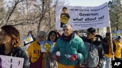 Defensores de los inmigrantes protestan contra la propuesta de revocar la ley que otorga licencias de conducir a los inmigrantes indocumentados en Nuevo México.