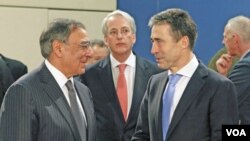 Menhan AS Leon Panetta (kiri) berbincang dengan Sekjen NATO Anders Fogh Rasmussen sebelum pertemuan Menhan NATO di Brussels, Belgia (2/2).