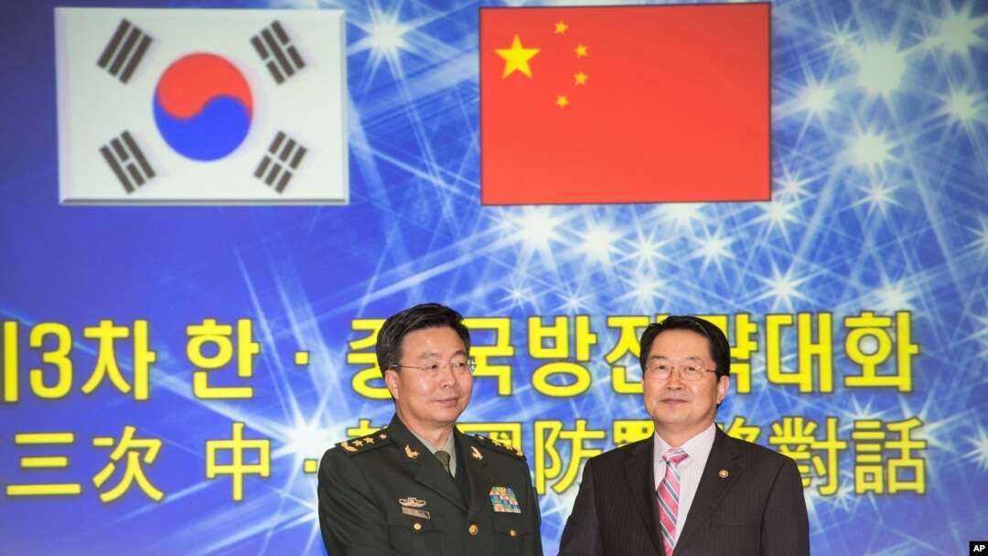 Menteri Pertahanan Korea Selatan Baek Seung-Joo (kanan) berjabat tangan dengan deputi Kepala Staf Militer China Mayjen Wang Guanzhong di Seoul, Korea Selatan (28/11).