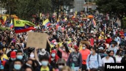 Manifestantes protestan en las calles de Colombia en el Día del Trabajo el 1 de mayo de 2021 contra una reforma fiscal presentada por el gobierno del presidente Iván Duque