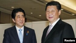 中国国家主席习近平与日本首相安倍晋三2015年4月22日在雅加达的亚非会议间隙举行会晤。