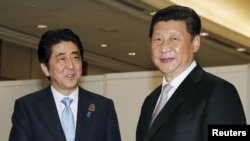 中国国家主席习近平(右)和日本首相安倍晋三