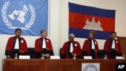 Cambodian and international judges stand during a swearing-in ceremony at a Cambodian court on the outskirts of Phnom Penh on June 13, 2007. Cambodian and international judges have agreed to the underlying rules for the special court to try former Khmer R