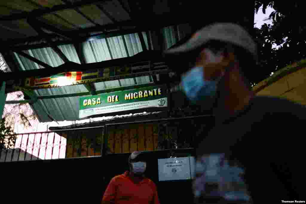 Parte de la caravana de centroamericanos frente a un albergue para migrantes en Tecun Uman. [Foto: Reuters]