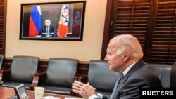 Presiden AS Joe Biden melangsungkan pembicaraan virtual dengan Presiden Rusia Vladimir Putin dari Gedung Putih di Washington, pada 7 Desember 2021. (Foto: The White House/Handout via Reuters)