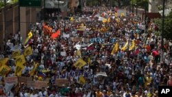 La masiva manifestación del miércoles en Caracas, terminó con violentos incidentes en los que murieron tres personas.