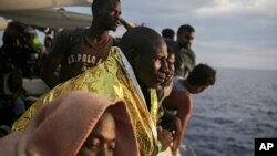 Para migran yang diselamatkan di lepas pantai Libya di dek kapal LSM ProActiva Open Arms, menuju perairan Italia, 7 September 2017.