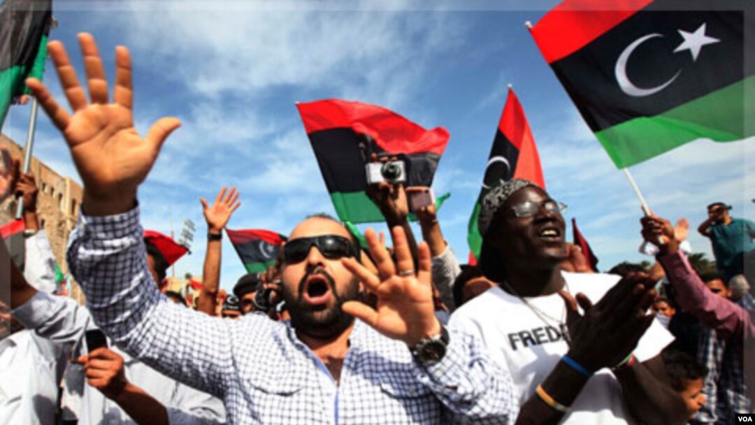 Warga Libya merayakan tewasnya Gaddafi di Lapangan Martir di Tripoli (20/10).