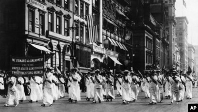 Yalangoch külotlarda etuk ayol.