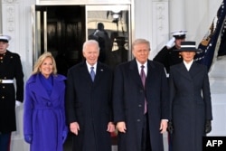 Presiden Amerika Joe Biden dan Ibu Negara Jill Biden bersama Presiden terpilih Donald Trump dan Melania Trump setibanya di Gedung Putih Washington, DC, 20 Januari 2025, sebelum bertolak ke Gedung Capitol, tempat Trump akan dilantik sebagai presiden. (ROBERTO SCHMIDT/AFP)