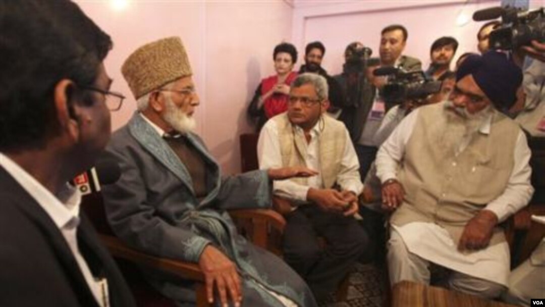 Pemimpin separatis Kashmir, Syed Ali Shah Geelani (kedua dari kiri) saat berbicara dengan rombongan delegasi India di Srinagar, Kashmir, 20 September 2010.