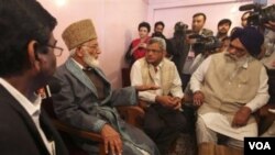 Pemimpin separatis Kashmir, Syed Ali Shah Geelani (kedua dari kiri) saat berbicara dengan rombongan delegasi India di Srinagar, Kashmir, 20 September 2010.