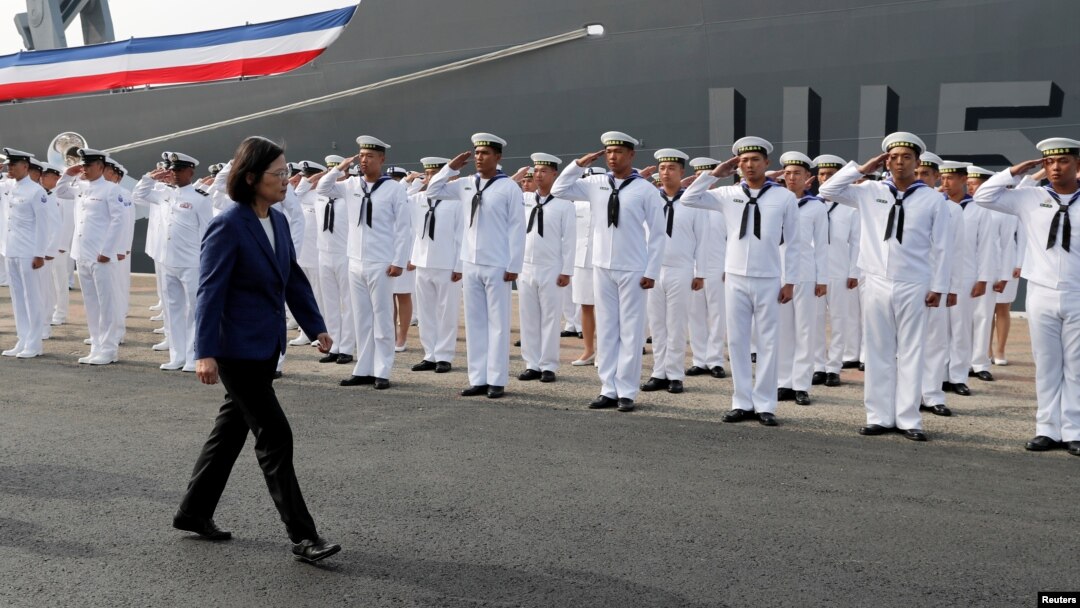 台灣總統蔡英文在高雄海軍基地主持兩艘海軍軍艦成軍典禮時檢閱海軍士兵（2018年11月8日）