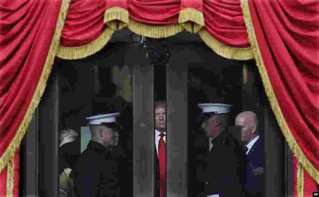 21 января 2017 - 45-й президент США Дональд Трамп перед присягой во время церемонии инаугурации на Капитолийском холме 