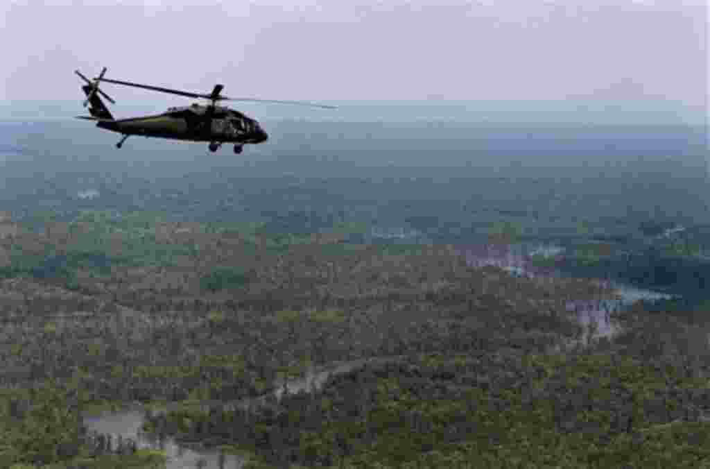 Un helicóptero que lleva a la gobernadora de Luisiana, Bobby Jindal, vuela por encima de la cuenca del Atchafalaya en Louisiana, durante una gira por las zonas que puedan verse afectados por las inundaciones si el norte Morganza Vertedero de Baton Rouge s