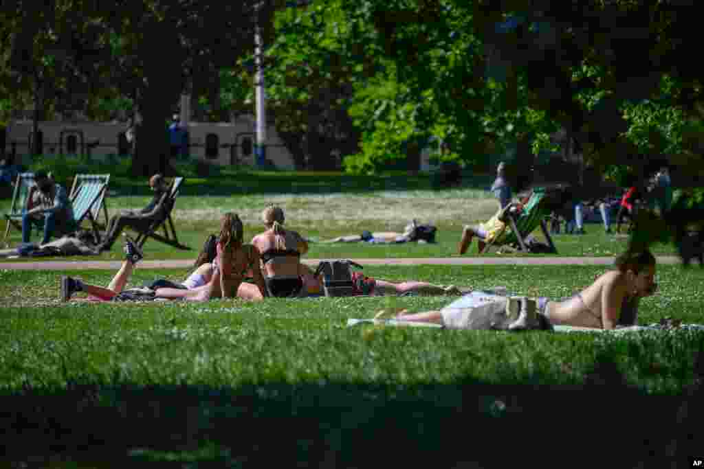 با گرم شدن هوا در دو روز گذشته مردم به پارک سنت جیمز در لندن رفته و از آفتاب لذت می‌برند. 