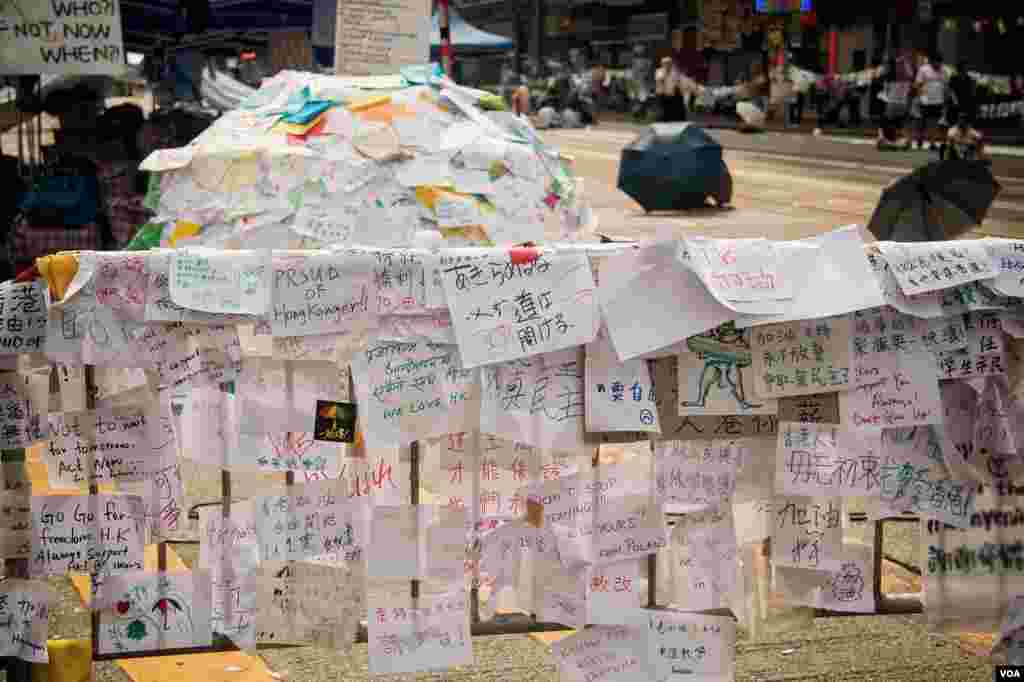 香港主要的商业区之一铜锣湾一直是占中抗议者的基地 (美国之音方正拍摄)