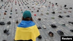 FOTONOTICIA - Con motivo del inminente primer aniversario de la invasión de Ucrania, se ha organizado la Plaza de la Ciudad Vieja de Praga una instalación que, a través de pares de zapatos sin dueño, simboliza los crímenes de guerra cometidos por las fuerzas rusas a lo largo de estos últimos doce meses.