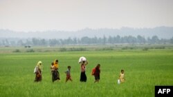 Pengungsi Rohingya dari Myanmar tiba di perbatasan Khanchon dekat Kota Teknaf, Bangladesh, 5 September 2017. 