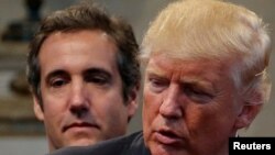 Michael Cohen (esq) e Donald Trump (dir) num ato da campanha eleitoral numa igreja em Cleveland Heights, Ohio, 21 setembro 2016. REUTERS/Jonathan Erns