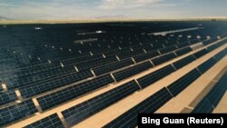 Jajaran panel surya di Tenaska Imperial Solar Energy Center South di tengah pandemi virus corona, di El Centro, California, 29 Mei 2020. (Foto: Bing Guan/Reuters)