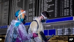 Passageiros, Aeroporto de Frankfurt, Alemanha, 24 de julho, 2020 (AP Photo/Michael Probst)