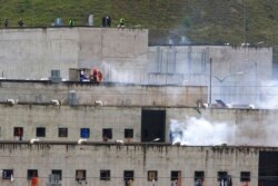 Gases lacrimógenos se elevan desde partes de la cárcel de Turi, en Cuenca, Ecuador, durante los motines ocurridos el martes 23 de febrero de 2021.