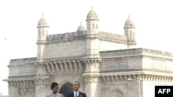 Барак и Мишель Обама у памятника жертвам теракта 26 ноября 2008 года (6 ноября 2010г)
