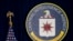 미국 버지니아주 랭리의 CIA 본부 건물에 걸린 CIA 로고.