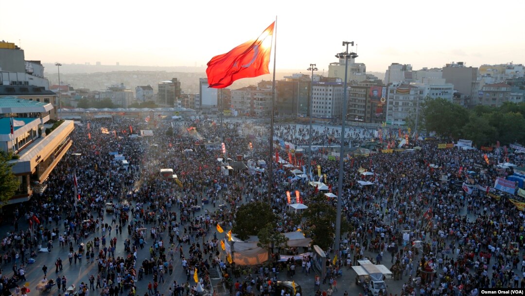Ribuan warga meneriakkan slogan-slogan anti-pemerintah saat berkumpul di Alun-Alun Taksim, Istanbul (8/6). (Reuters/Osman Orsal)