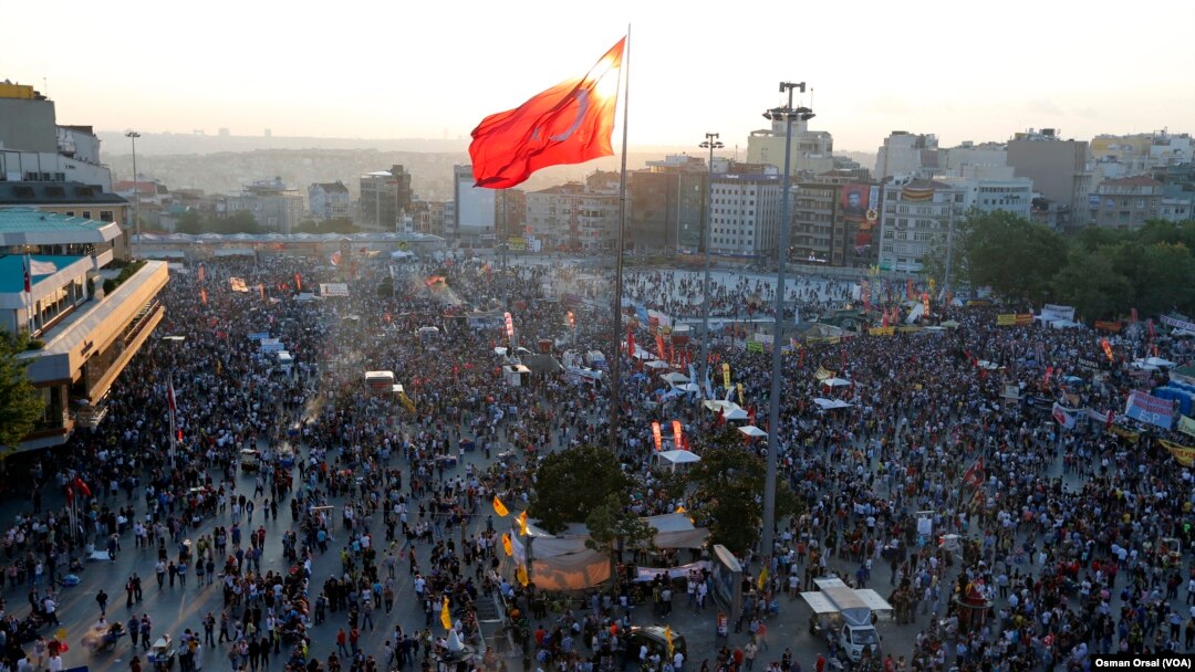 Warga meneriakkan slogan anti-pemerintah saat berkumpul di Lapangan Taksim di Istanbul (8/6).