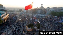 Warga meneriakkan slogan anti-pemerintah saat berkumpul di Lapangan Taksim di Istanbul (8/6).