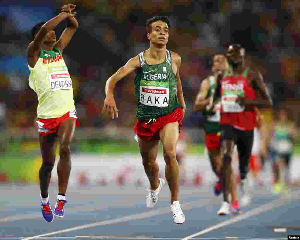 L'Alégrien Abdellatif Baka gagne la médaille d'or lors du 1 500 mètres homme à Rio de Janeiro, Brésil, le 11 septembre 2016.