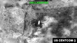 미 중부사령부(CENTCOM)가 15일 X계정을 통해 공개한 영상 캡처 화면. 미군은 이날 오전 7시 30분경 톰브에 보조르그(대톰브) 섬의 이란 연안 방어 시스템과 순항 미사일 기지를 정밀 타격했다고 밝혔다.